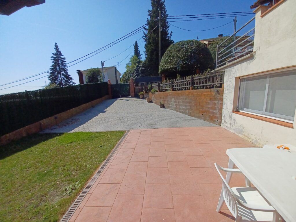 ¡Chalet unifamiliar en venta en Rubí, 4 habitaciones, jardín y terraza. Ideal para familias!