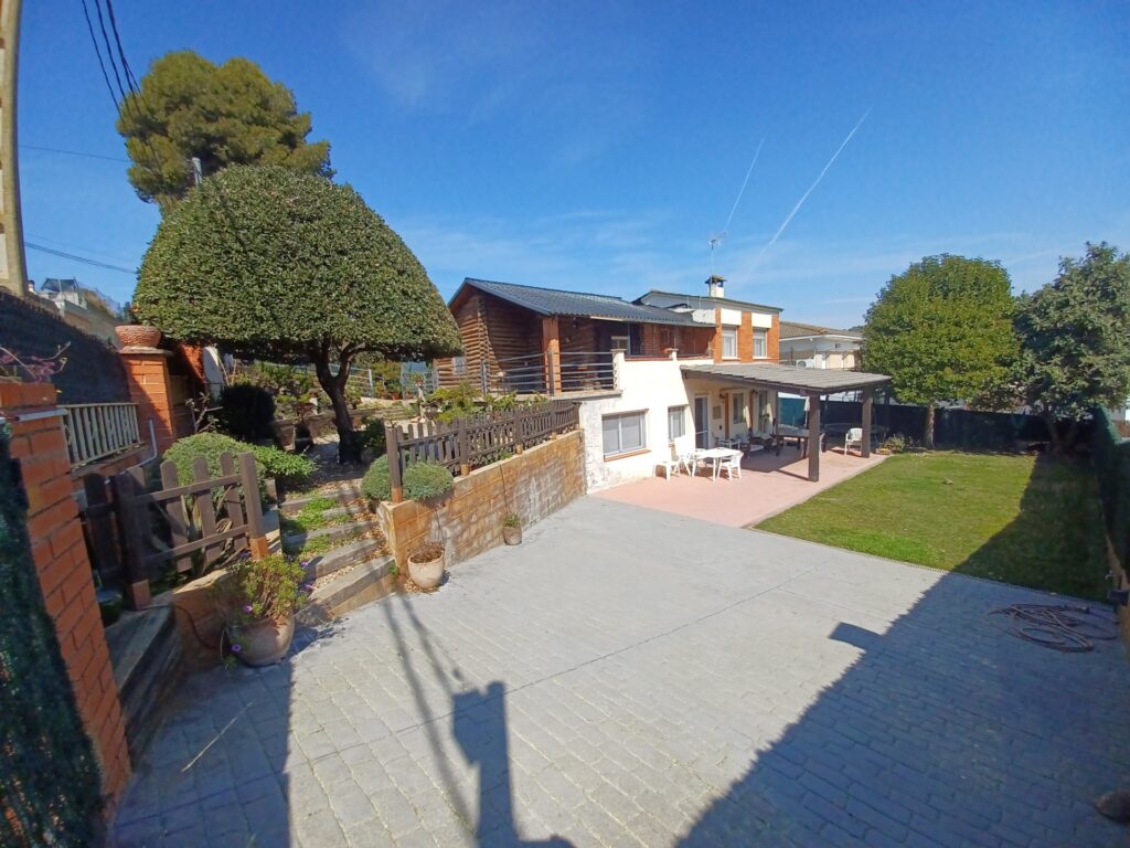 ¡Chalet unifamiliar en venta en Rubí, 4 habitaciones, jardín y terraza. Ideal para familias!