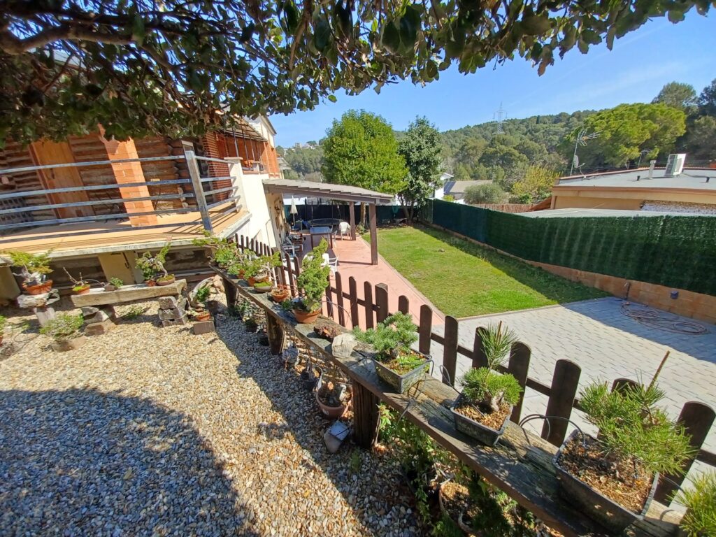 ¡Chalet unifamiliar en venta en Rubí, 4 habitaciones, jardín y terraza. Ideal para familias!