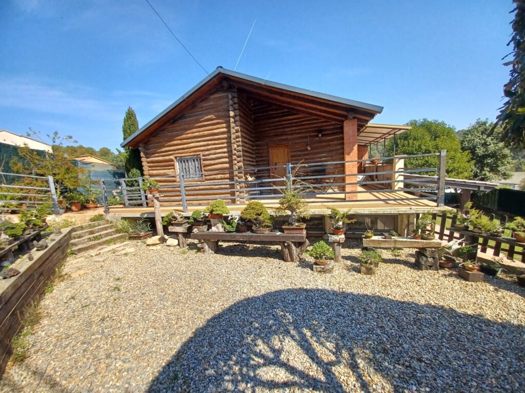 ¡Chalet unifamiliar en venta en Rubí, 4 habitaciones, jardín y terraza. Ideal para familias!