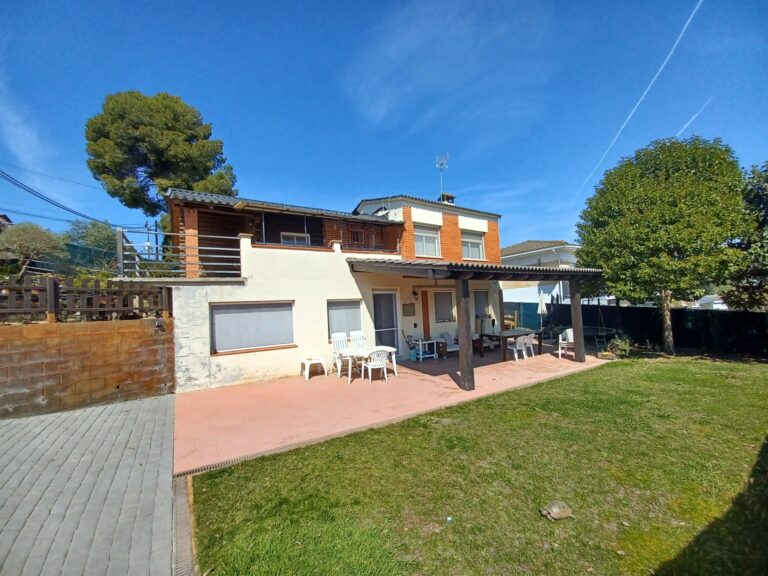¡Chalet unifamiliar en venta en Rubí, 4 habitaciones, jardín y terraza. Ideal para familias!