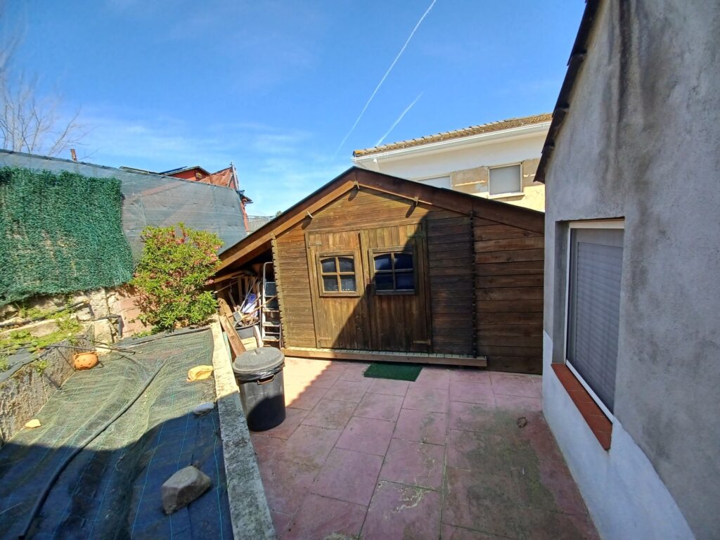 ¡Chalet unifamiliar en venta en Rubí, 4 habitaciones, jardín y terraza. Ideal para familias!