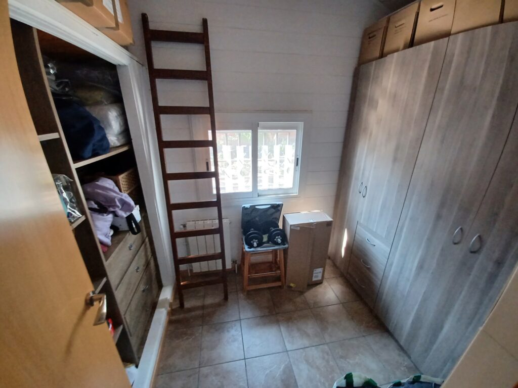 ¡Chalet unifamiliar en venta en Rubí, 4 habitaciones, jardín y terraza. Ideal para familias!