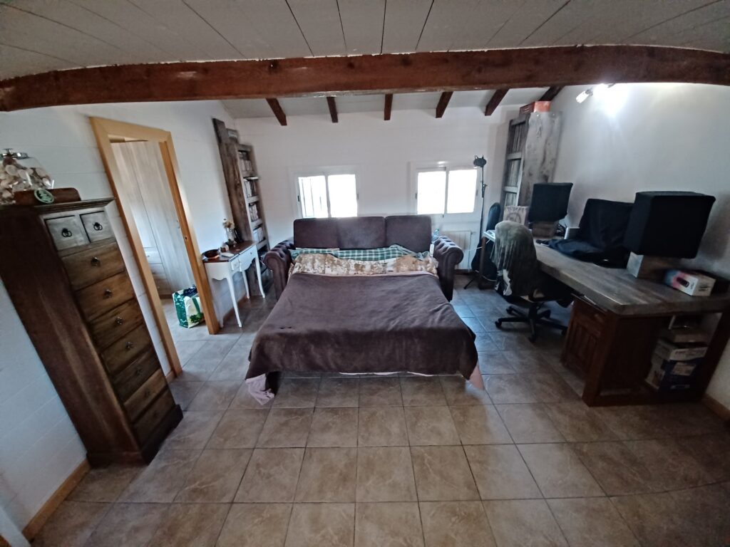 ¡Chalet unifamiliar en venta en Rubí, 4 habitaciones, jardín y terraza. Ideal para familias!