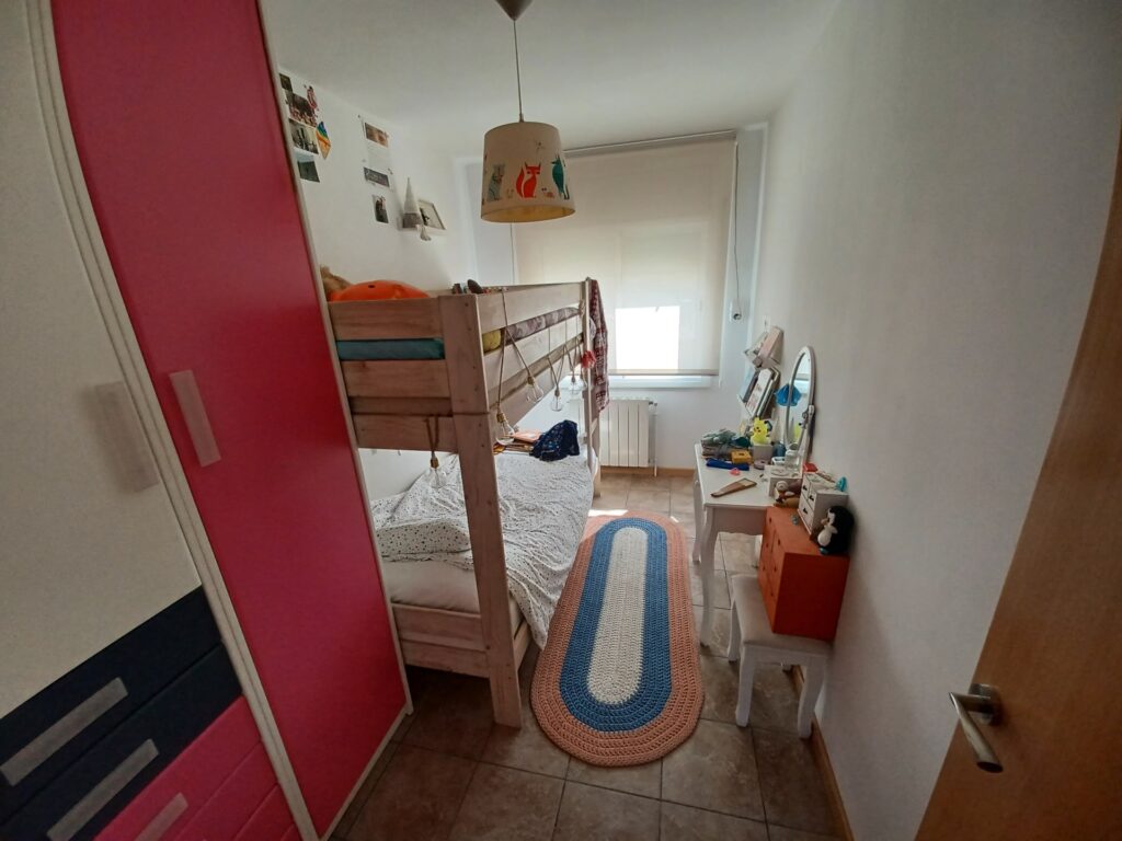 ¡Chalet unifamiliar en venta en Rubí, 4 habitaciones, jardín y terraza. Ideal para familias!