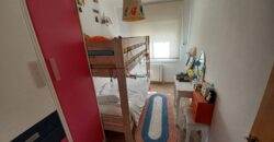 ¡Chalet unifamiliar en venta en Rubí, 4 habitaciones, jardín y terraza. Ideal para familias!