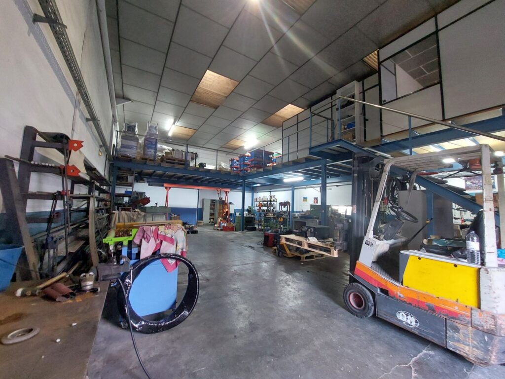 ¡Nave industrial en Rubí, ideal para tu negocio con altillo!
