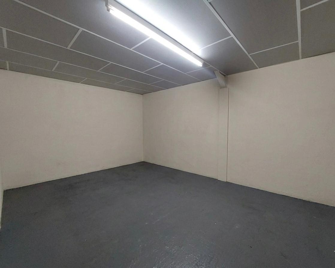 Nau industrial a Can Jardí amb altell