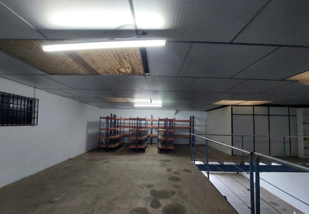 Nau industrial a Can Jardí amb altell