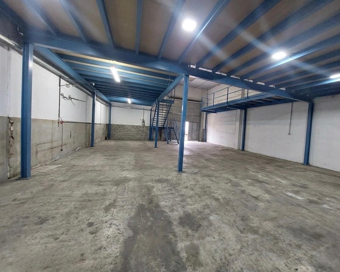 Nau industrial a Can Jardí amb altell