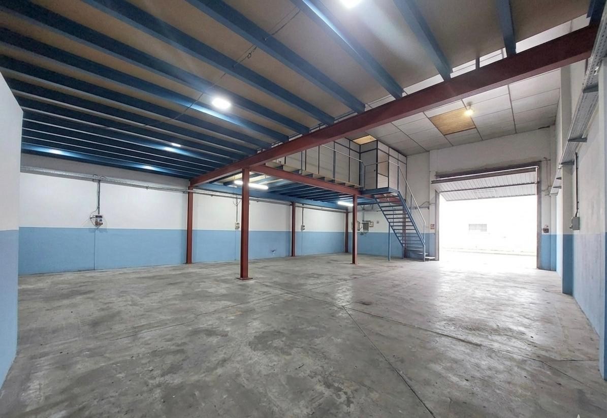 ¡Nave industrial en Can Jardí con altillo