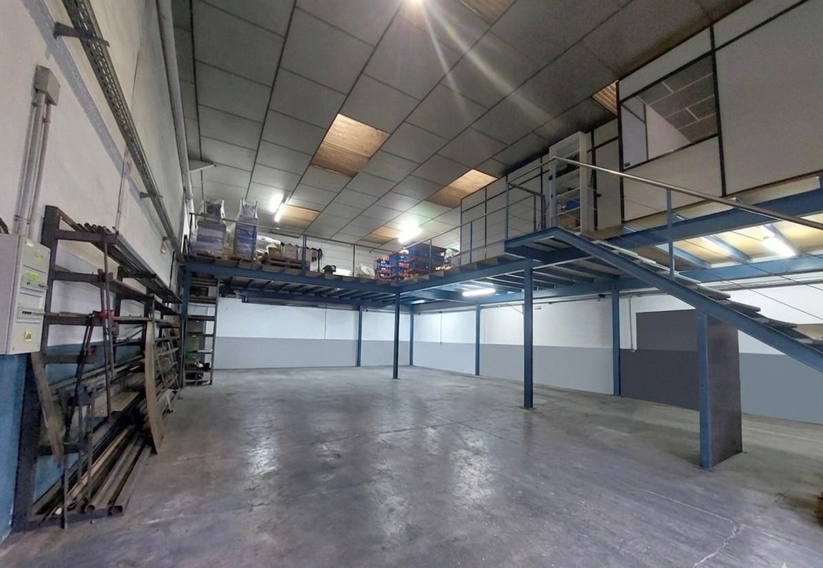 Nau industrial a Can Jardí amb altell