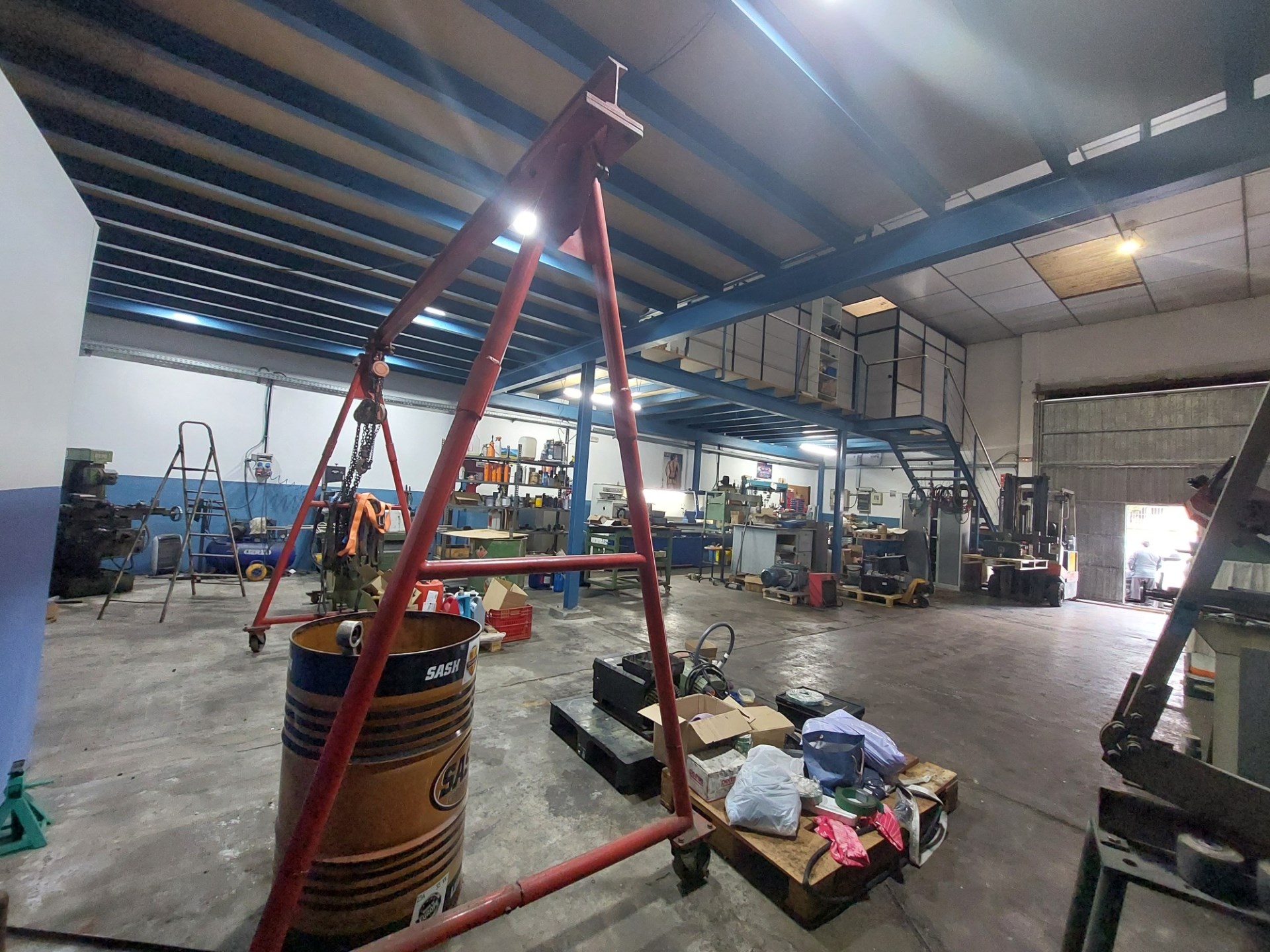 ¡Nave industrial en Rubí, ideal para tu negocio con altillo!