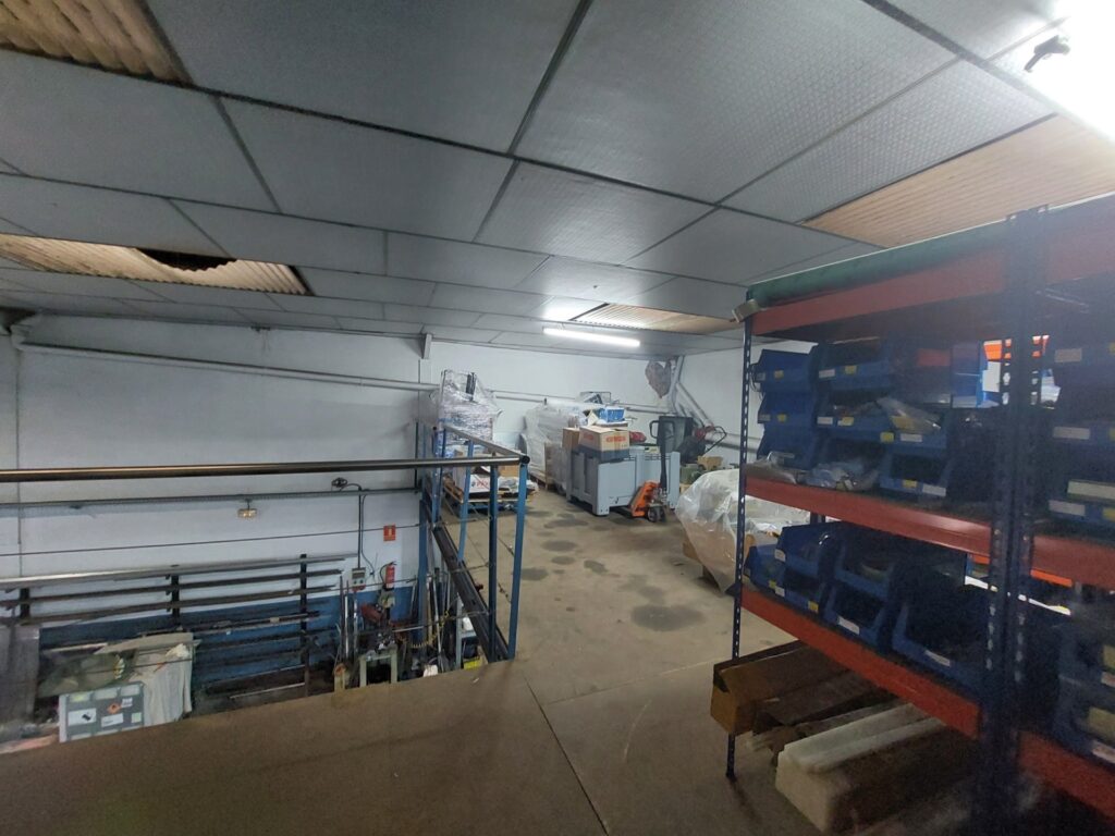 ¡Nave industrial en Rubí, ideal para tu negocio con altillo!