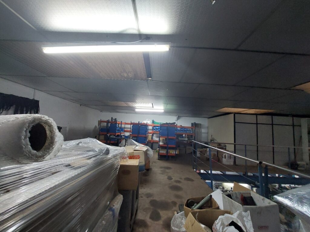 ¡Nave industrial en Rubí, ideal para tu negocio con altillo!