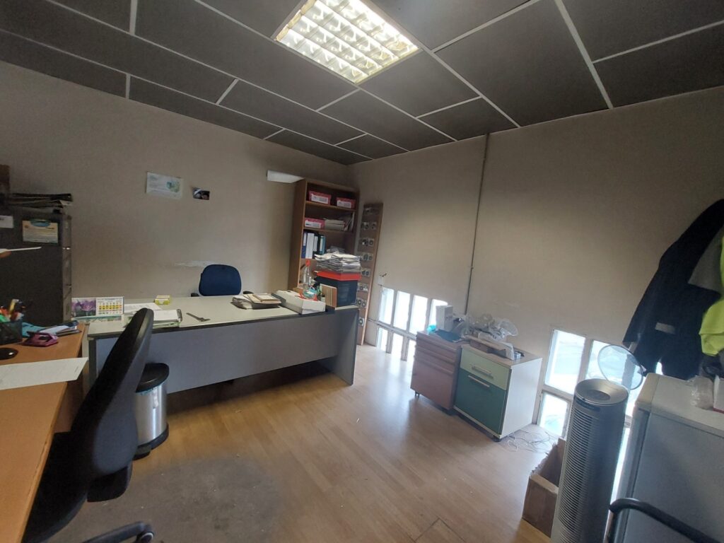 ¡Nave industrial en Rubí, ideal para tu negocio con altillo!