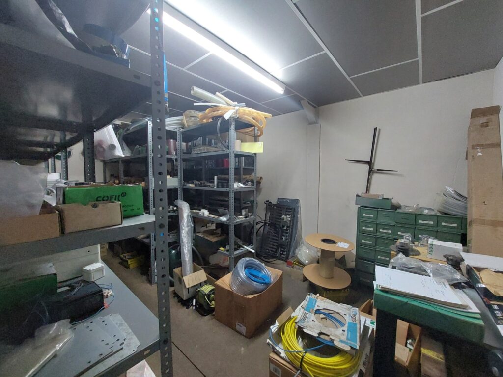 ¡Nave industrial en Rubí, ideal para tu negocio con altillo!