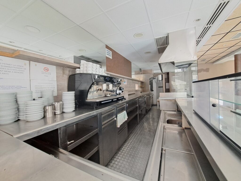 ¡Local de lloguer a Rubí, 54 m² ideals per al teu negoci amb aparador i sortida de fums!