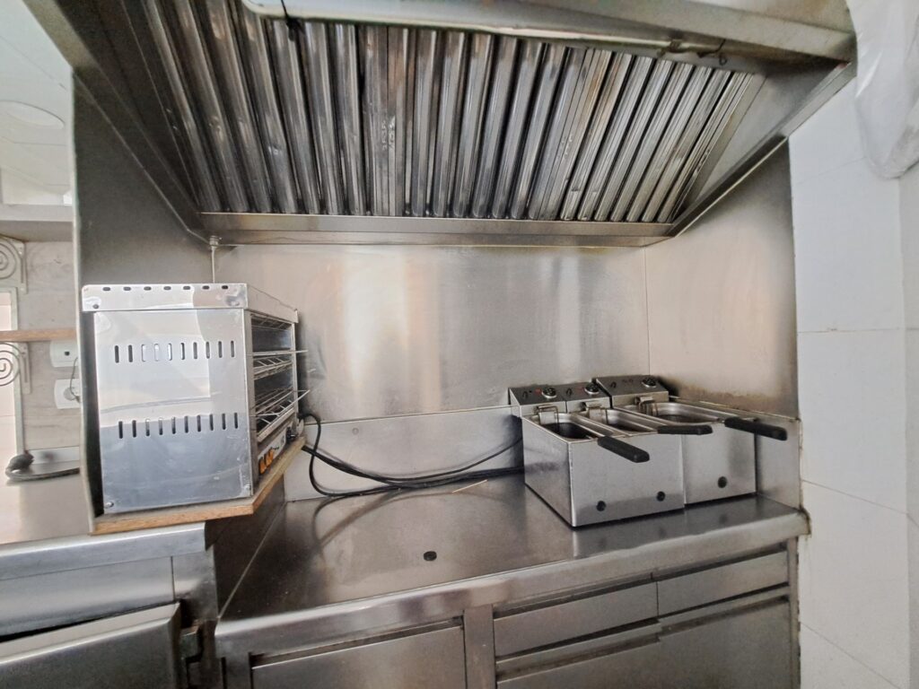 ¡Local de lloguer a Rubí, 54 m² ideals per al teu negoci amb aparador i sortida de fums!