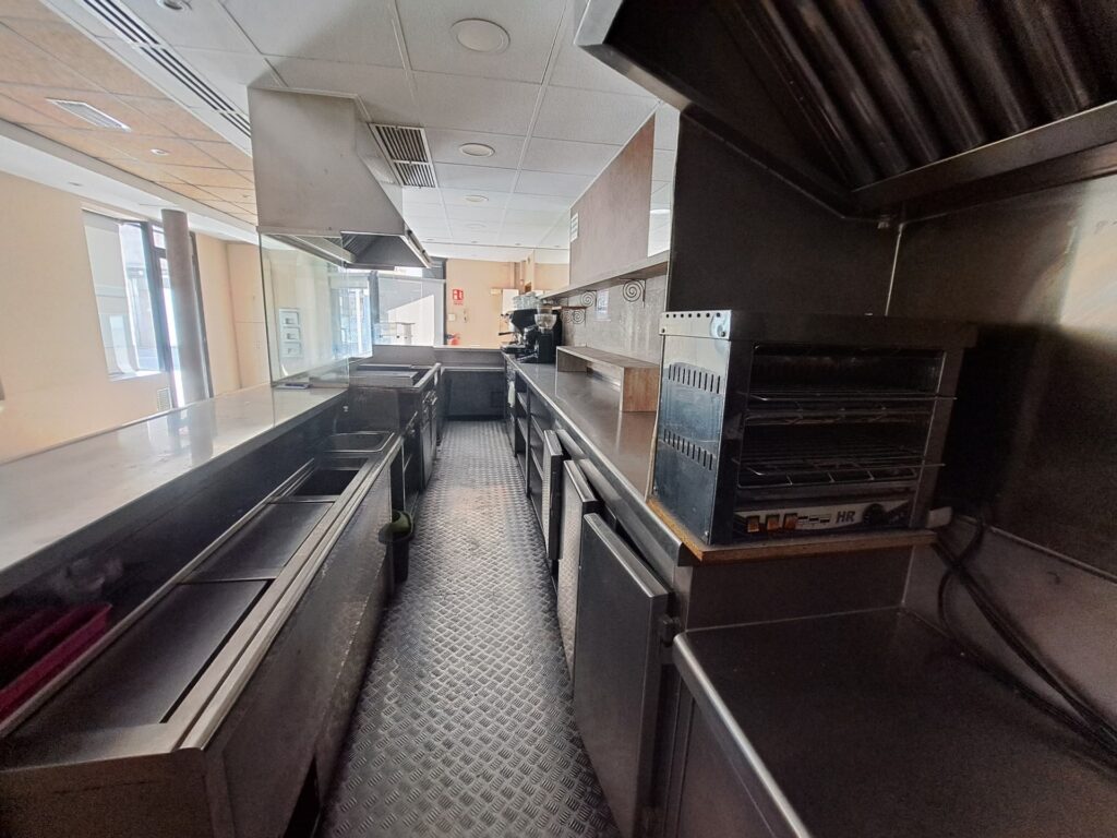 ¡Local de lloguer a Rubí, 54 m² ideals per al teu negoci amb aparador i sortida de fums!