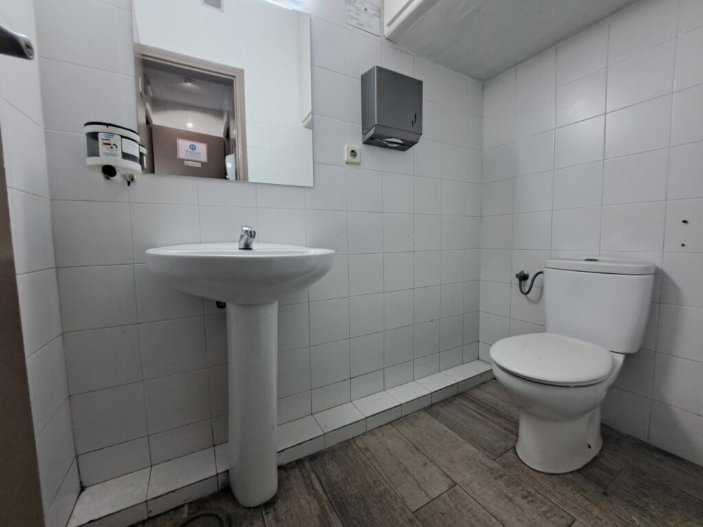 ¡Local de lloguer a Rubí, 54 m² ideals per al teu negoci amb aparador i sortida de fums!