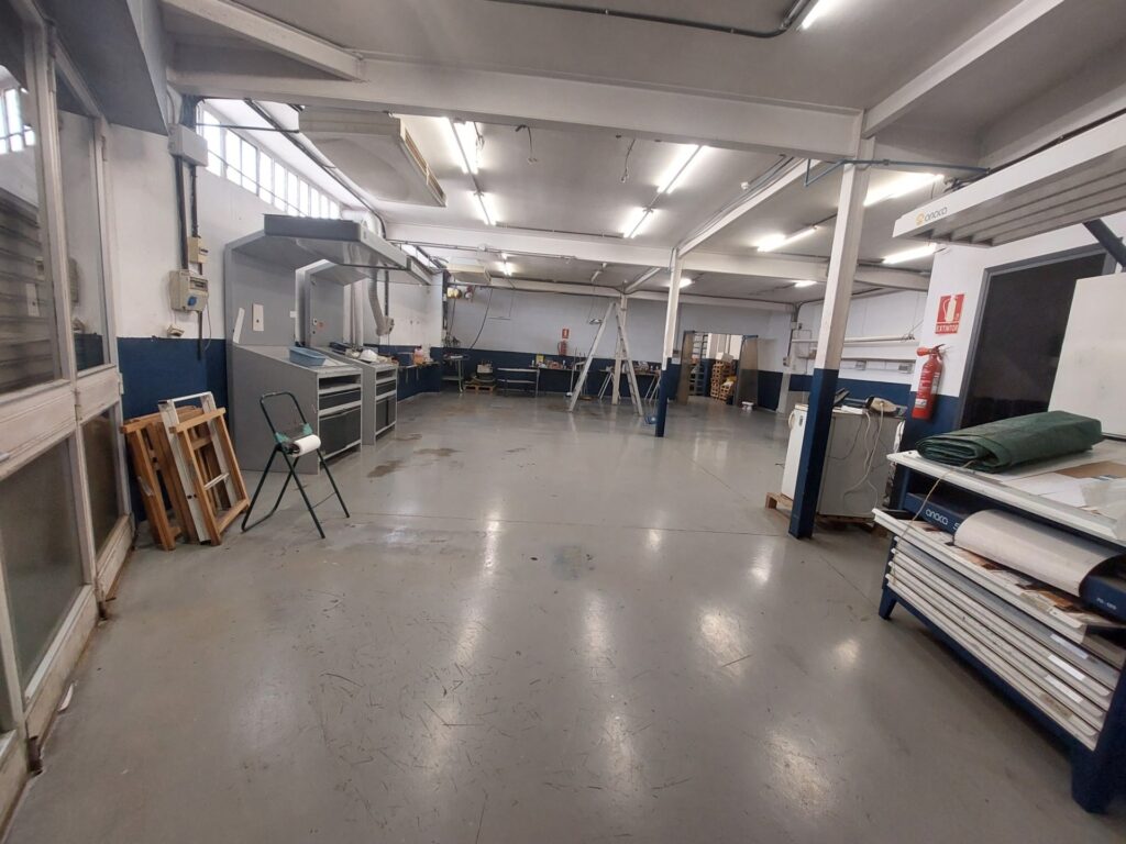 Nau industrial cantonera de lloguer a Can Alzamora.