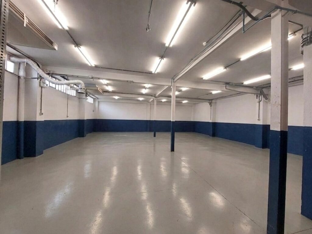 Nau industrial cantonera de lloguer a Can Alzamora.