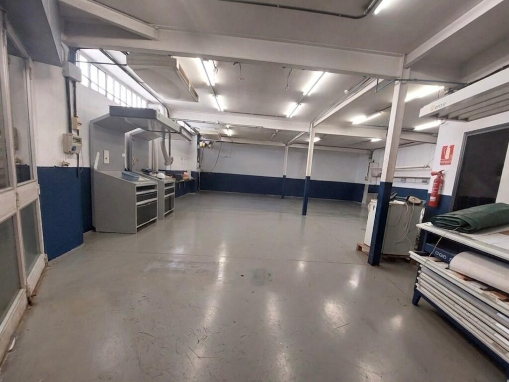 Nau industrial cantonera de lloguer a Can Alzamora.