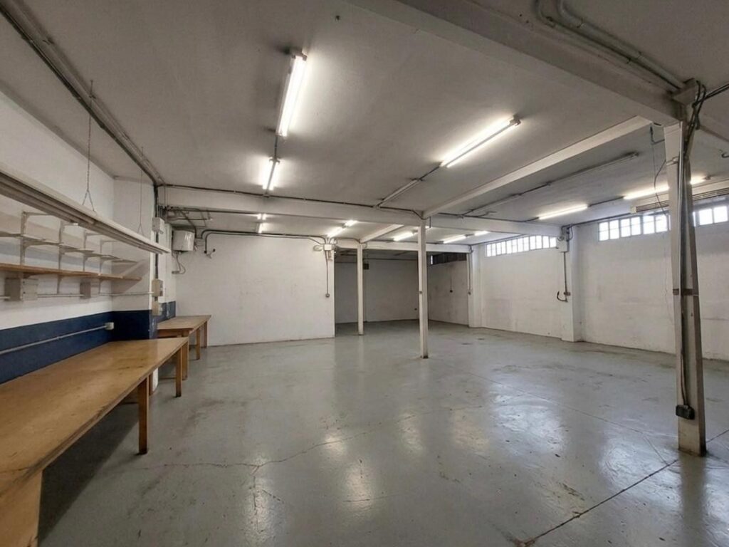 Nau industrial cantonera de lloguer a Can Alzamora.