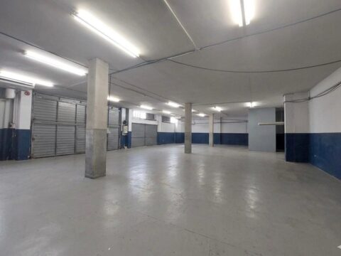 Nau industrial cantonera de lloguer a Can Alzamora.