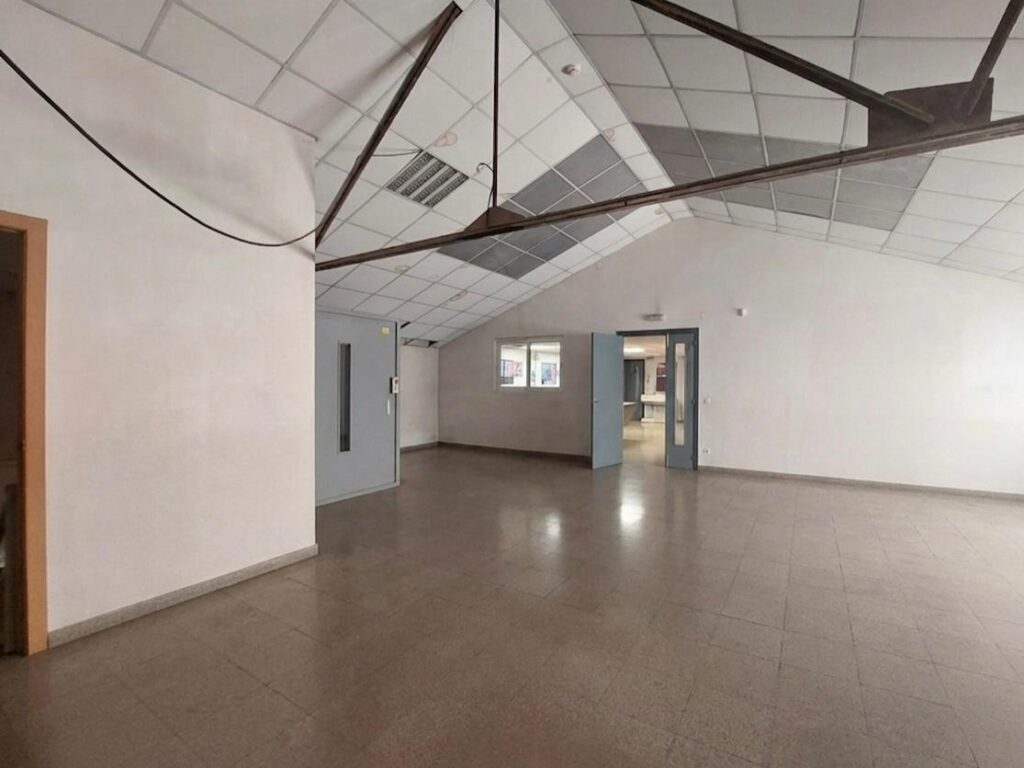 Nau industrial cantonera de lloguer a Can Alzamora.