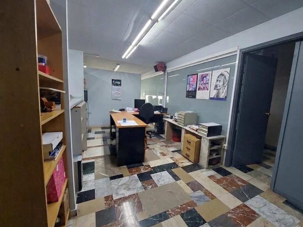 Nau industrial cantonera de lloguer a Can Alzamora.