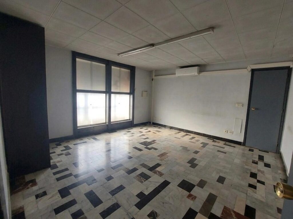 Nau industrial cantonera de lloguer a Can Alzamora.