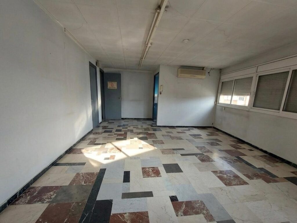 Nau industrial cantonera de lloguer a Can Alzamora.