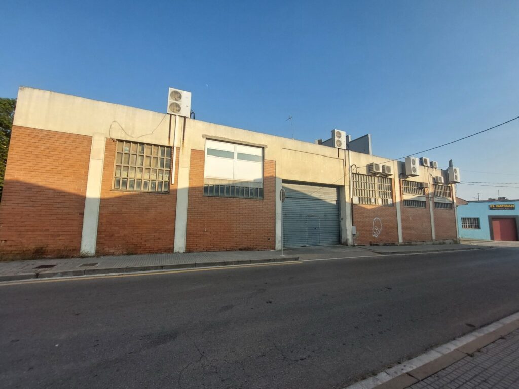 Nau industrial cantonera de lloguer a Can Alzamora.