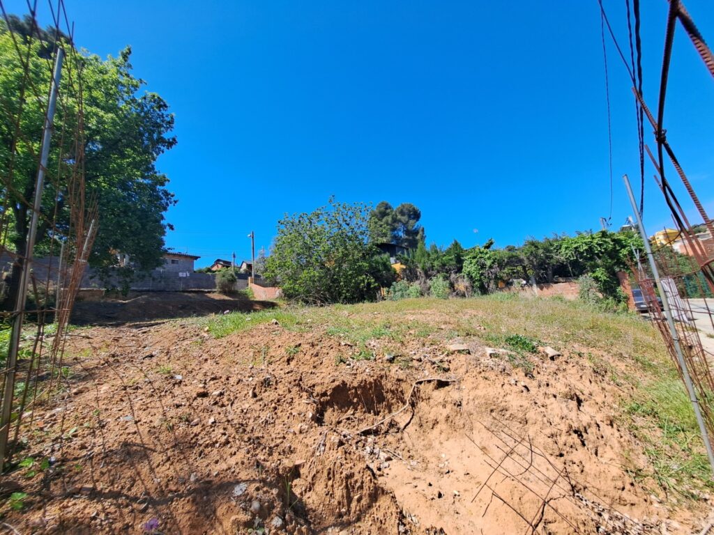 ¡Terreno urbanizable en venta en Rubí, 536 m2 para construir tu proyecto ideal!