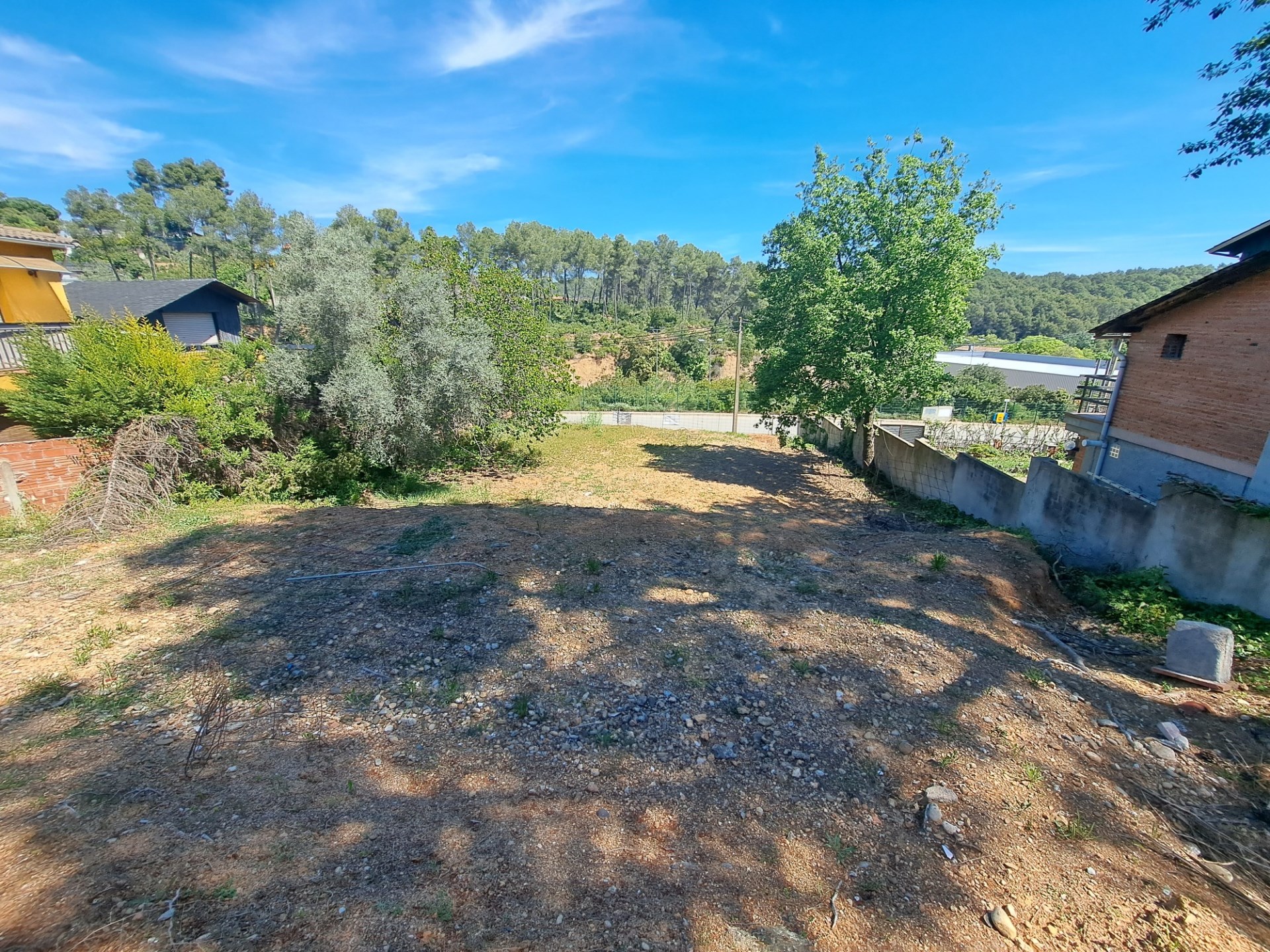 ¡Terreno urbanizable en venta en Rubí, 536 m2 para construir tu proyecto ideal!