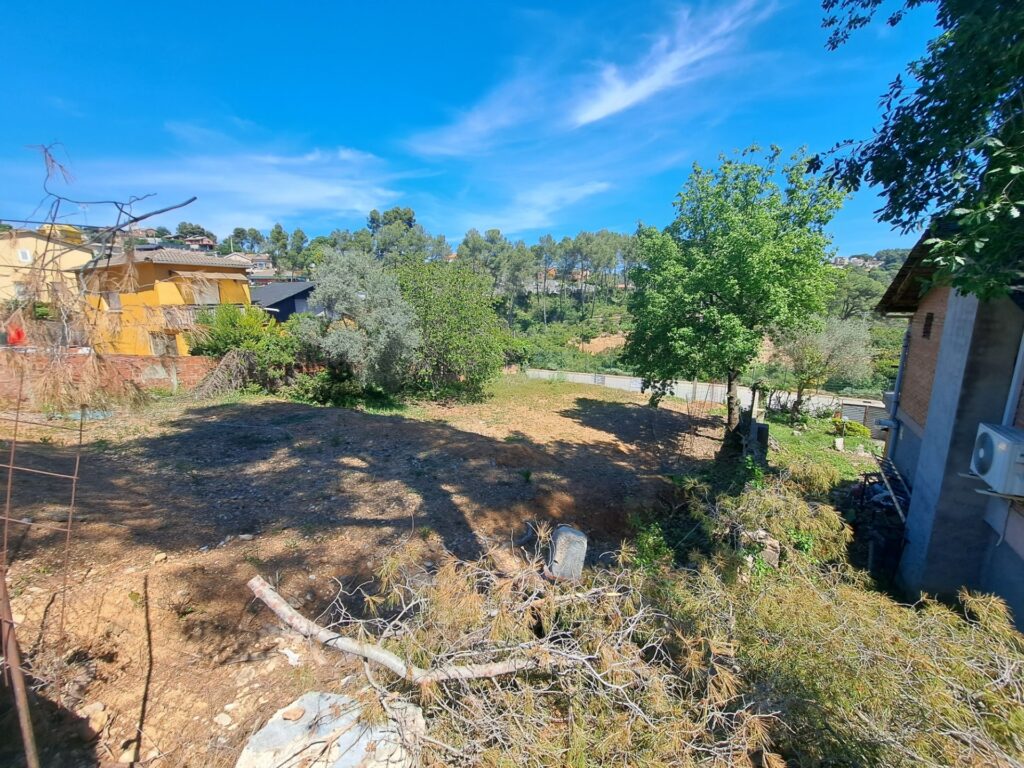 ¡Terreno urbanizable en venta en Rubí, 536 m2 para construir tu proyecto ideal!