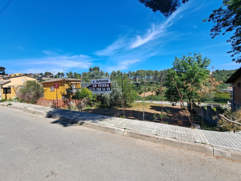 ¡Terreno urbanizable en venta en Rubí, 536 m2 para construir tu proyecto ideal!