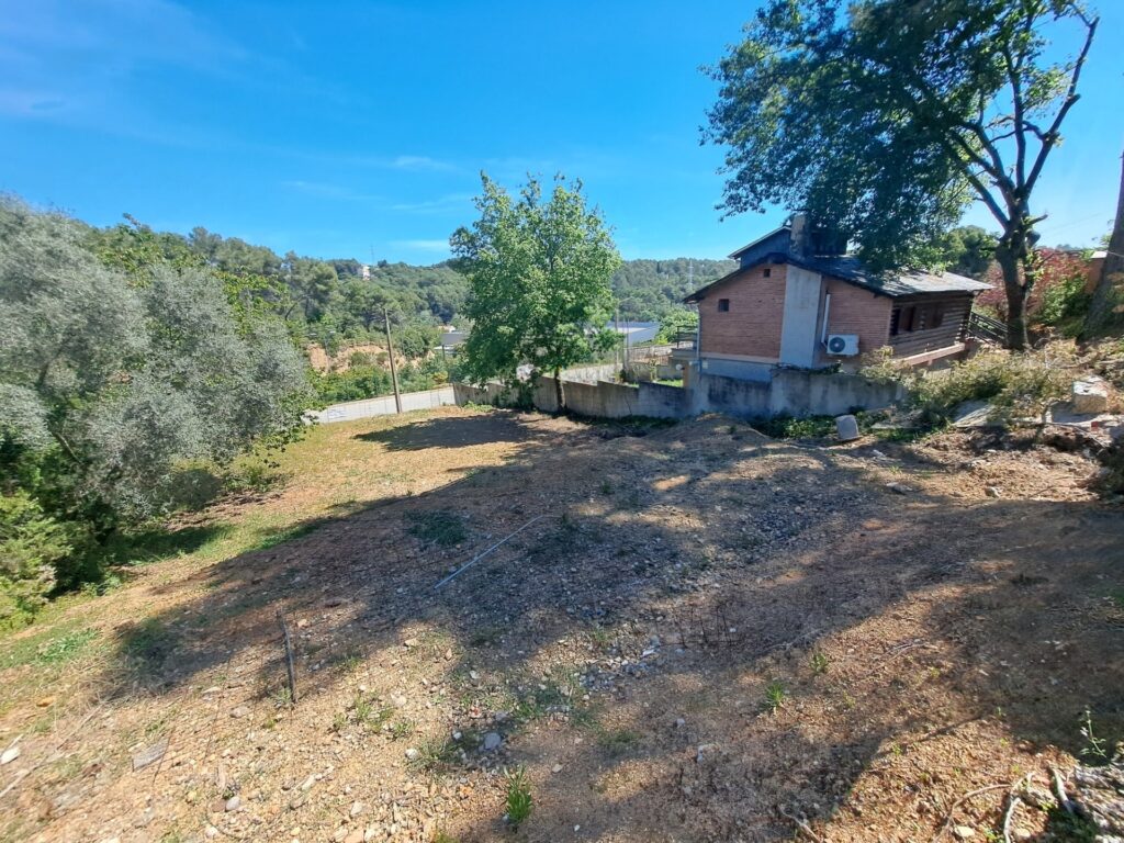 ¡Terreno urbanizable en venta en Rubí, 536 m2 para construir tu proyecto ideal!