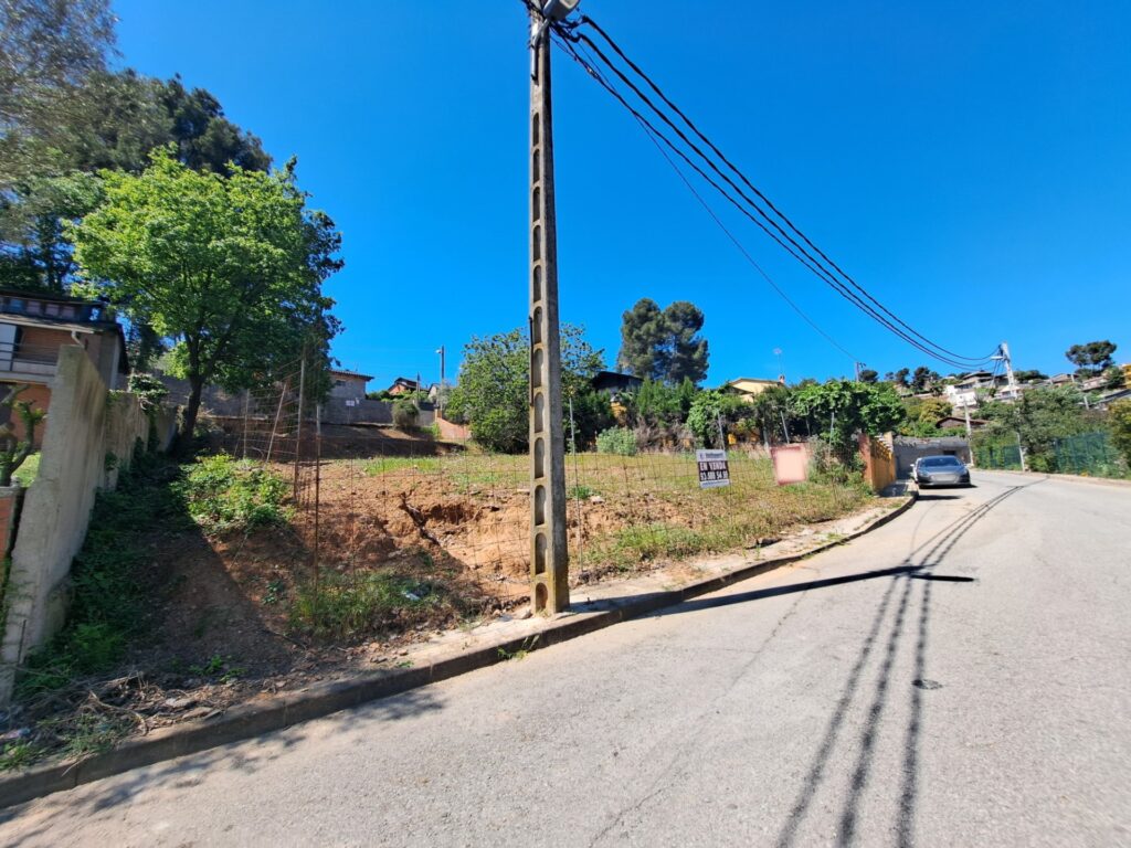 ¡Terreno urbanizable en venta en Rubí, 536 m2 para construir tu proyecto ideal!