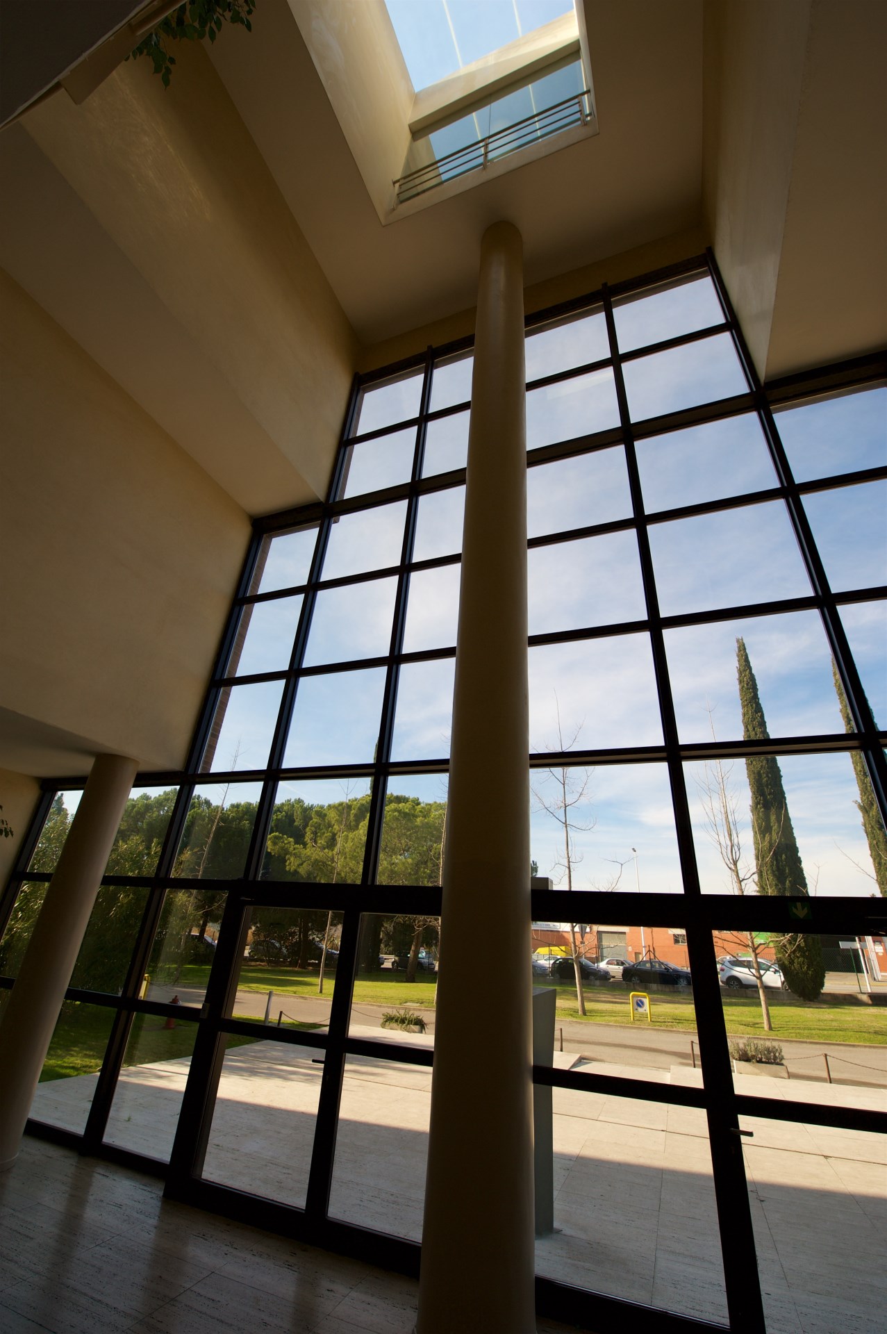 ¡Amplia oficina en alquiler en Rubí, 300 m2 con parking y climatización. Ideal para tu negocio!