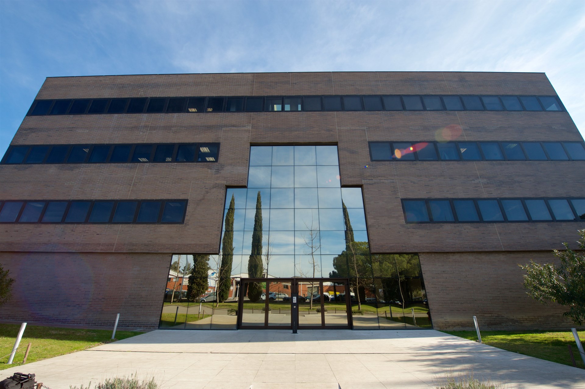 ¡Àmplia oficina de lloguer a Rubí ubicat en edifici corporatiu amb zones comunes situat prop de Túnels de Vallvidrera.