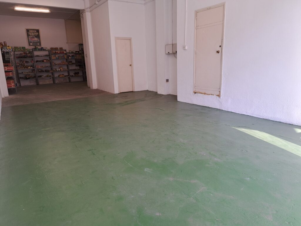 Oportunitat de lloguer a Rubí! S´ofereix un local de 201 m² en una ubicació estratègica, ideal per a diversos negocis. Situat a la zona de Madrid – Av. Estatut, aquest espai en planta baixa compta amb una alçada de sostre de 3,83 m, cosa que proporciona una sensació d’amplitud i lluminositat.