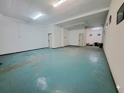 Oportunitat de lloguer a Rubí! S´ofereix un local de 201 m² en una ubicació estratègica, ideal per a diversos negocis. Situat a la zona de Madrid – Av. Estatut, aquest espai en planta baixa compta amb una alçada de sostre de 3,83 m, cosa que proporciona una sensació d’amplitud i lluminositat.