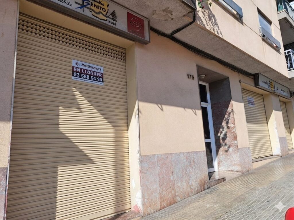 Oportunitat de lloguer a Rubí! S´ofereix un local de 201 m² en una ubicació estratègica, ideal per a diversos negocis. Situat a la zona de Madrid – Av. Estatut, aquest espai en planta baixa compta amb una alçada de sostre de 3,83 m, cosa que proporciona una sensació d’amplitud i lluminositat.