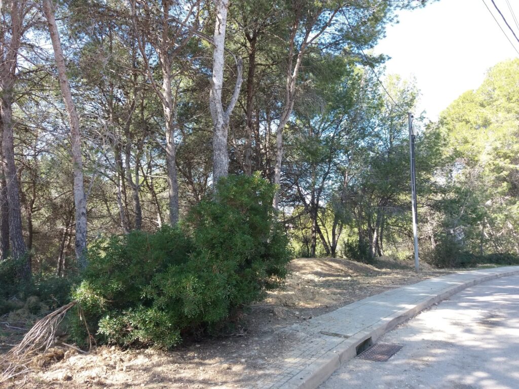 Oportunitat única a Rubí! Es troba disponible un terreny urbanitzable a la tranquil·la zona de Castellnou i Can Mir. Amb una superfície de 432 m2, aquest espai ofereix múltiples possibilitats per construir la vivenda dels teus somnis.
