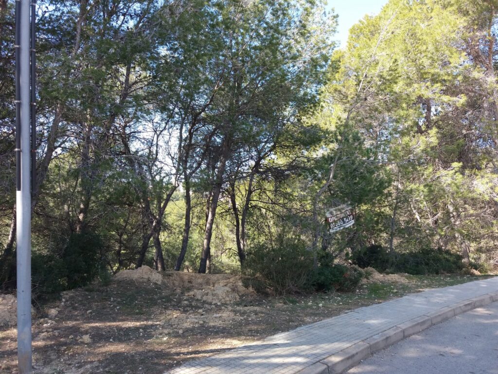 Oportunitat única a Rubí! Es troba disponible un terreny urbanitzable a la tranquil·la zona de Castellnou i Can Mir. Amb una superfície de 432 m2, aquest espai ofereix múltiples possibilitats per construir la vivenda dels teus somnis.