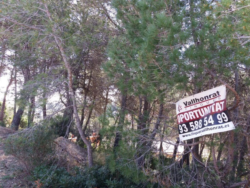 Oportunitat única a Rubí! Es troba disponible un terreny urbanitzable a la tranquil·la zona de Castellnou i Can Mir. Amb una superfície de 432 m2, aquest espai ofereix múltiples possibilitats per construir la vivenda dels teus somnis.