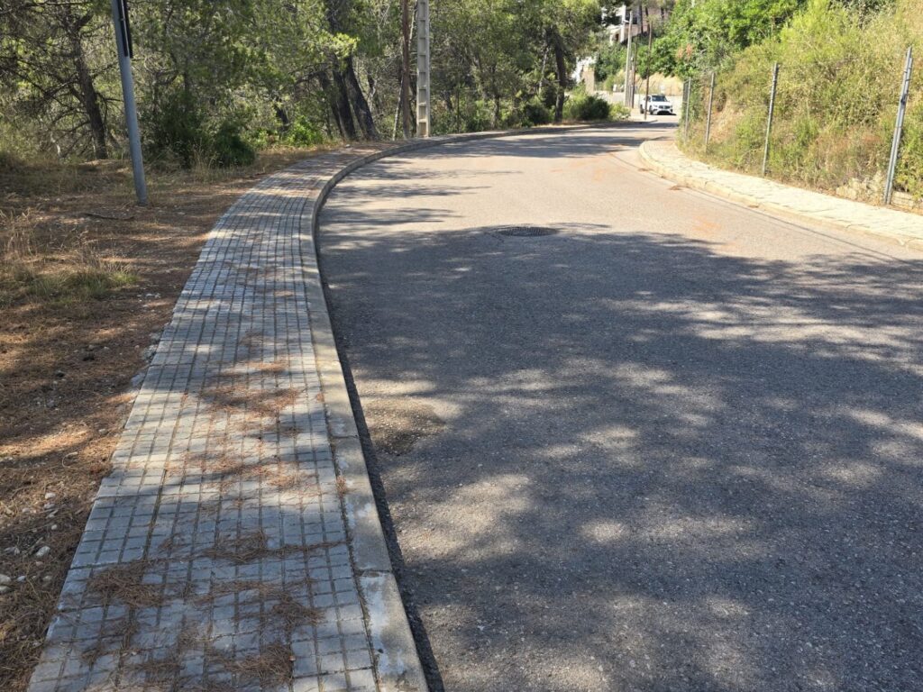 Oportunitat única a Rubí! Es troba disponible un terreny urbanitzable a la tranquil·la zona de Castellnou i Can Mir. Amb una superfície de 432 m2, aquest espai ofereix múltiples possibilitats per construir la vivenda dels teus somnis.